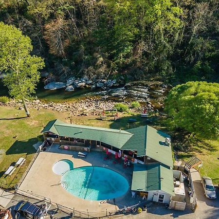Geneva Hotel & Tiki Bar Чимни Рок Екстериор снимка