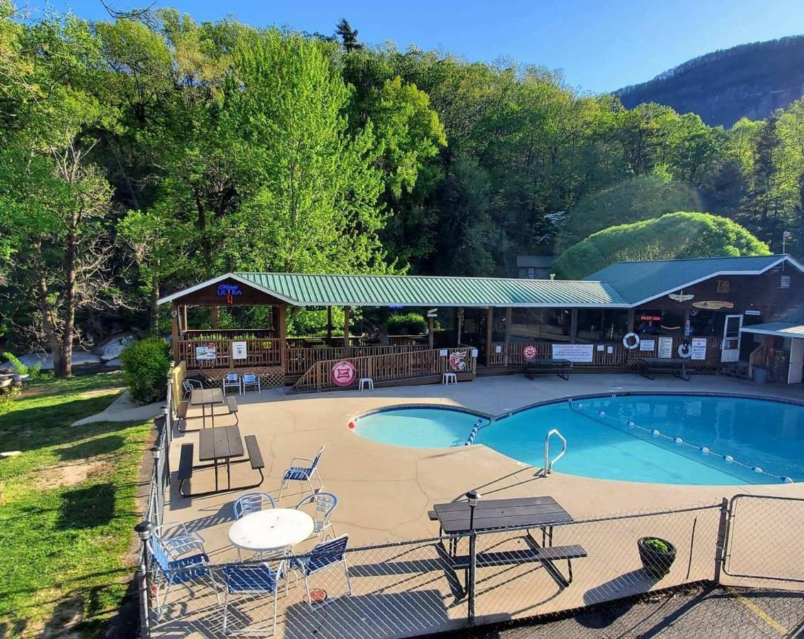 Geneva Hotel & Tiki Bar Чимни Рок Екстериор снимка