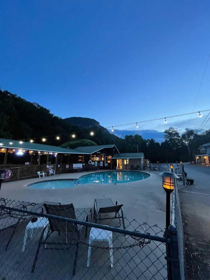 Geneva Hotel & Tiki Bar Чимни Рок Екстериор снимка