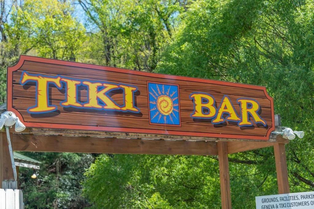 Geneva Hotel & Tiki Bar Чимни Рок Екстериор снимка