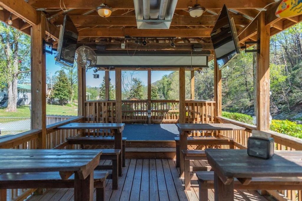 Geneva Hotel & Tiki Bar Чимни Рок Екстериор снимка