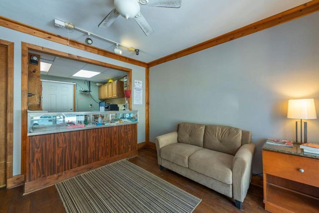 Geneva Hotel & Tiki Bar Чимни Рок Екстериор снимка