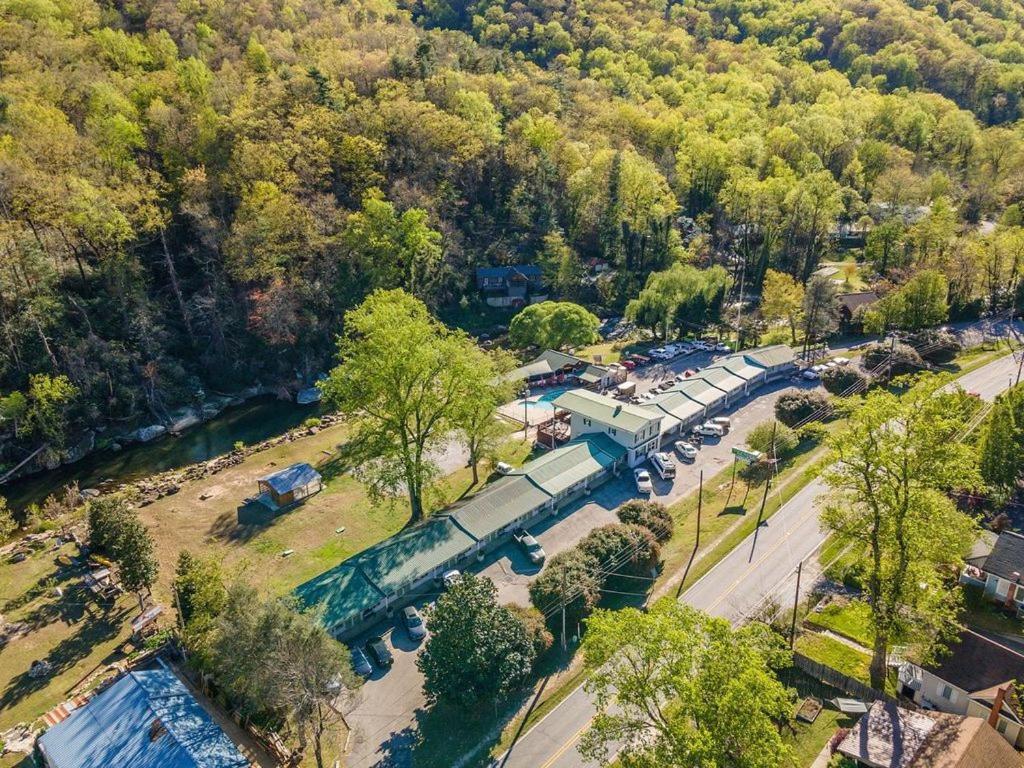 Geneva Hotel & Tiki Bar Чимни Рок Екстериор снимка